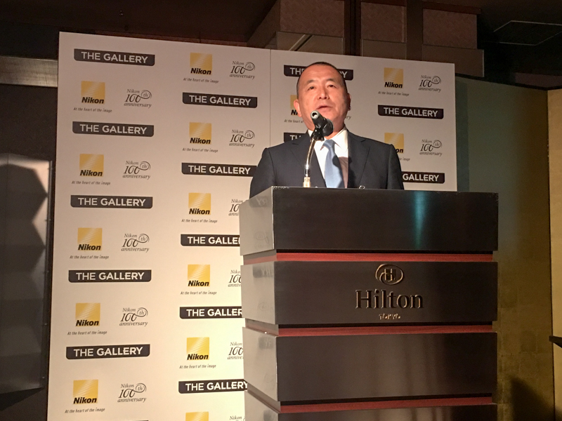 「THE GALLERY」のオープニングレセプションでスピーチする株式会社ニコン常務執行役員・映像事業部長の御給伸好氏