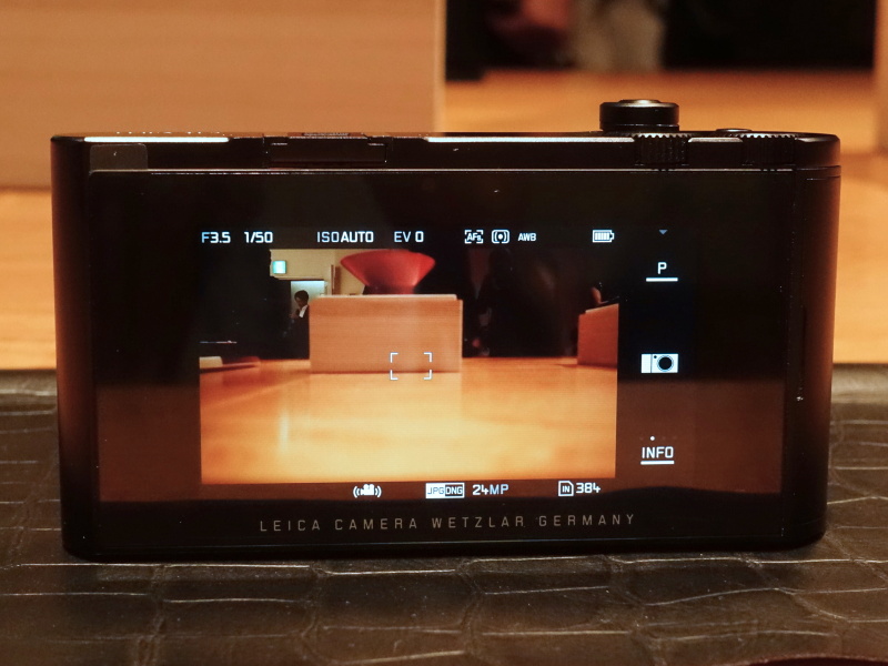 撮影画面。タッチパネルのほかに、右上のダイヤル2つに絞り値や感度の設定を割り当てられる