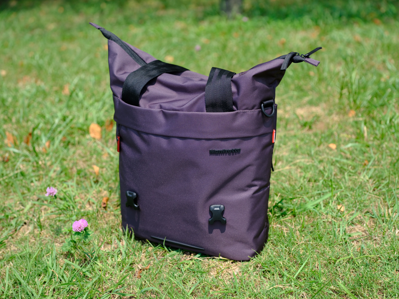 マンフロット Manhattanチェンジャー20 3wayショルダーバッグ。3製品あるManhattanシリーズのうちのひとつ。直販価格は1万6,243円（税込）。