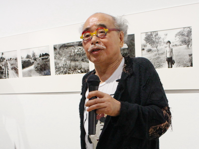 内覧会で作品について語る荒木経惟氏