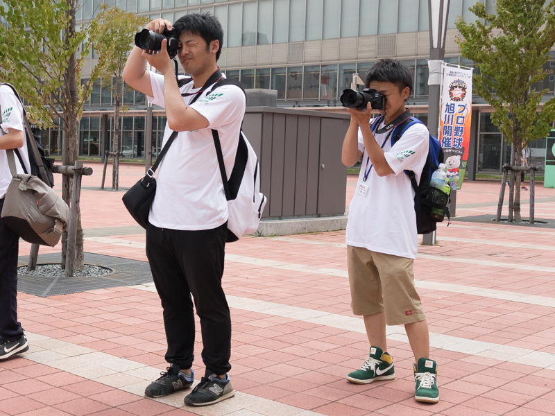 JR旭川駅周辺で撮影する選手