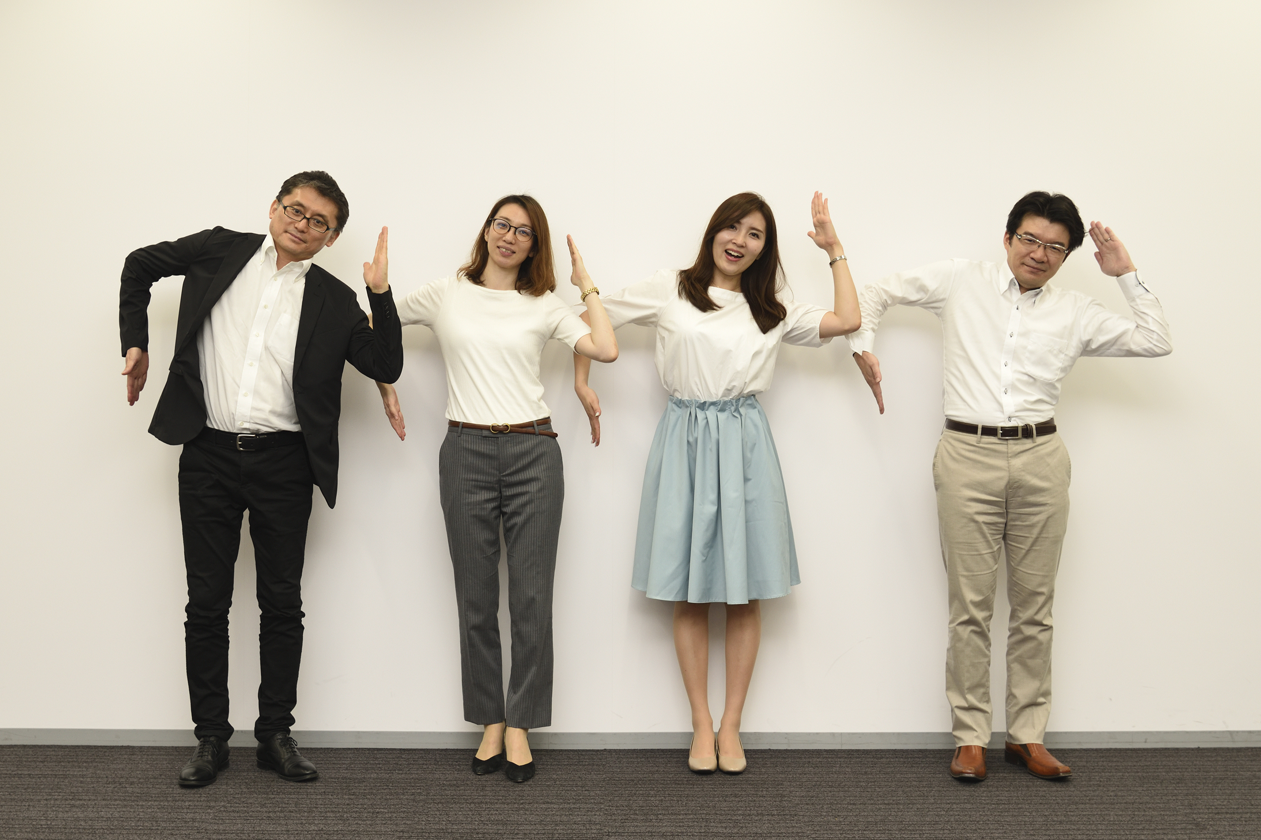 これが「Nポーズ」。みなさん無理をいってすみません（汗）