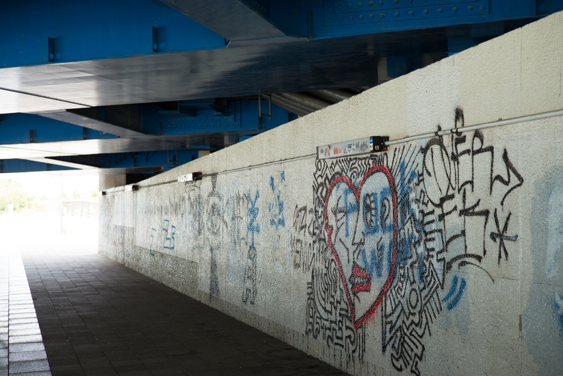 レンズの性能にはあまり関係ないけど、RAW現像時にハイライトスライダーを動かすと、画面左のハイライト部分のディテールがほぼ完璧に出てくる。最新のライカM10ほどではないが、ライカM（Typ240）の潜在的なダイナミックレンジはかなり広い。LEICA M（Typ240）/ ISO200 / F4 / 1/60秒 / WB:オート