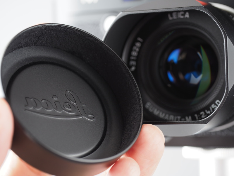 フードキャップは金属製のかぶせ式。フードに当たる部分は起毛素材が貼り込まれている。