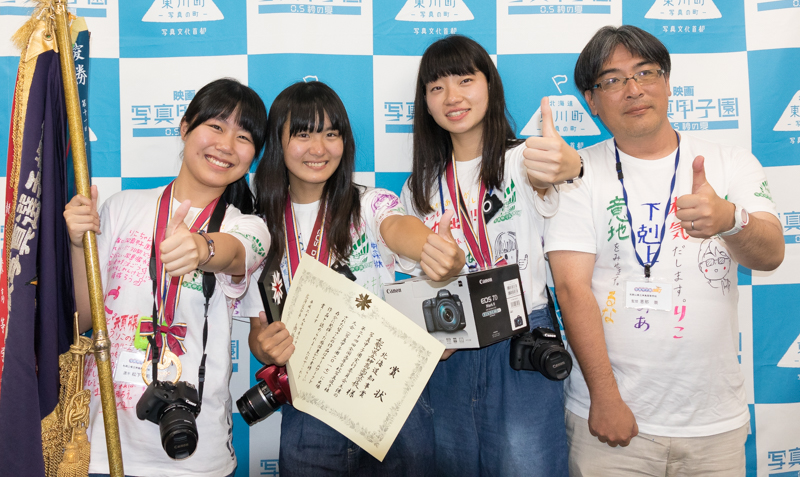 優勝した和歌山県立神島高等学校のみなさん。左から選手の松下莉子さん、坂本望愛さん、平坂瑠菜さん。右端は恵納崇監督。