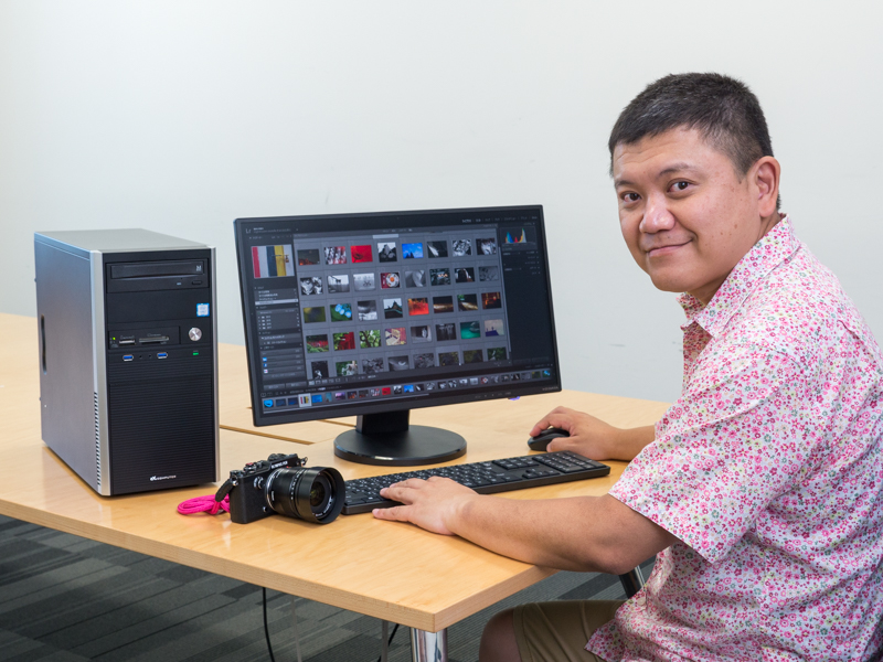 新スタンダードPCを前にご満悦の桃井一至さん。バランス重視のモデルながら、パフォーマンスにもこだわりを見せる！　写真のモニターは、アイ・オー・データ・機器の広色域モニターLCD-HC241XDB。色再現性にも満足。