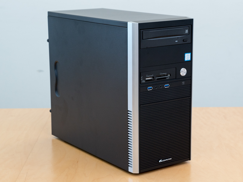 上位モデルの「プレミアムモデル」「マスターズモデル」より小型のミニタワータイプのケースを採用。