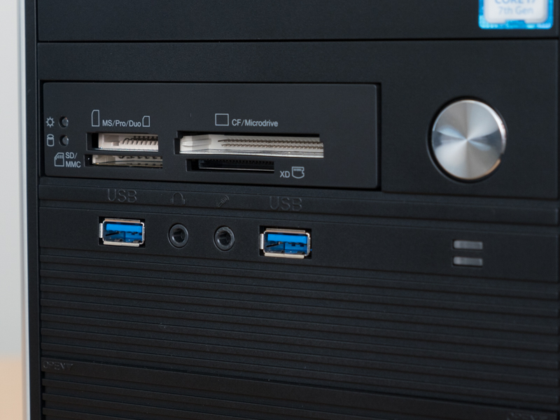 フロントベイのカードスロット。USB 3.0端子も前面にあるので、外付けHDDへのバックアップなどで便利だ（USB 3.0端子は背面にもあり）。