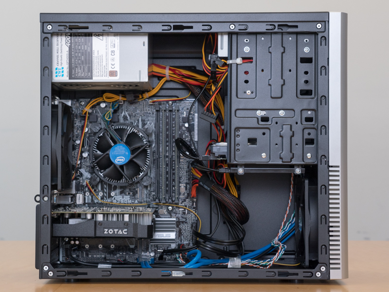 内部構成。CPU、メモリ、グラフィックカードが電源ユニットが新しくなっている。グラフィックカードのGTX 1050はQuadro P600へも変更が可能。