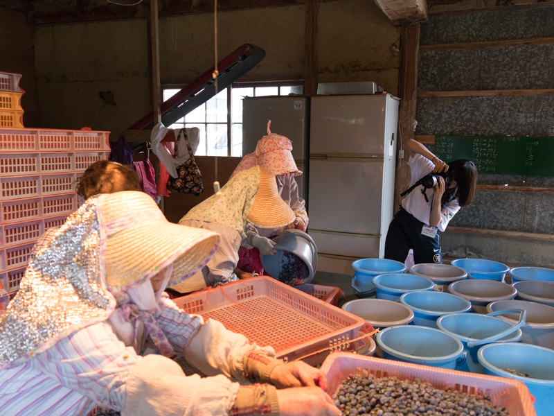 農作業をする人を撮影する選手も