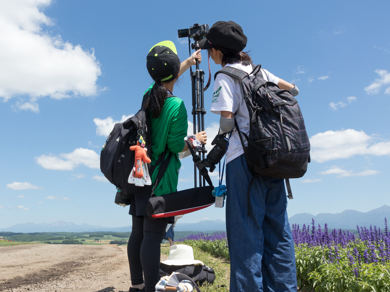 ハイアングルでの撮影を試みる選手