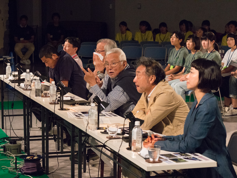講評を述べる審査委員長の立木義浩さん。時に辛口の言葉も出た。ほかに竹田津実さん、長倉洋海さん、鶴巻育子さん、公文健太郎さん、野勢英樹さんが審査委員を務めた