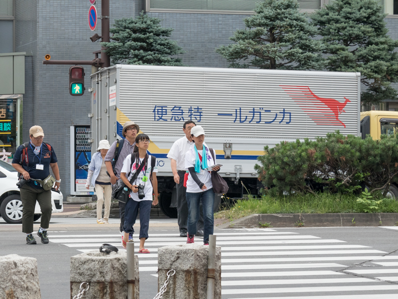 被写体を探して歩く選手