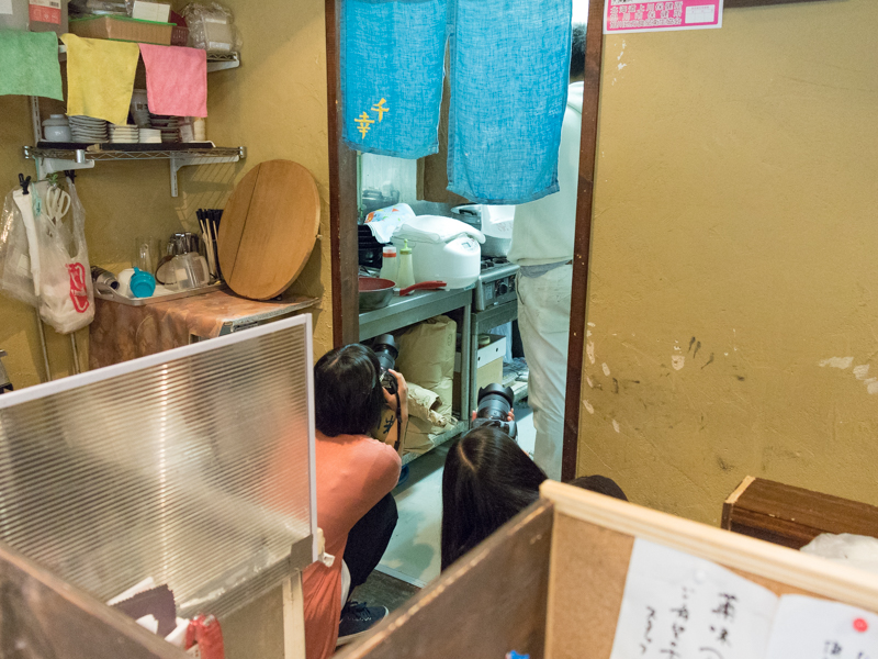 うどん店で働く人の姿を収める選手