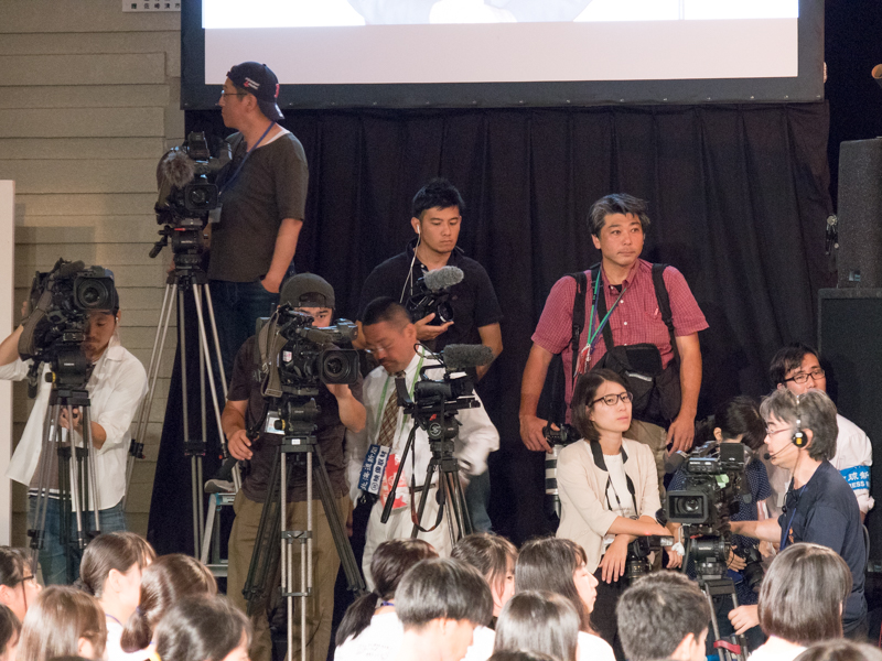 順位が発表される表彰式には多くの報道関係者も詰めかけた