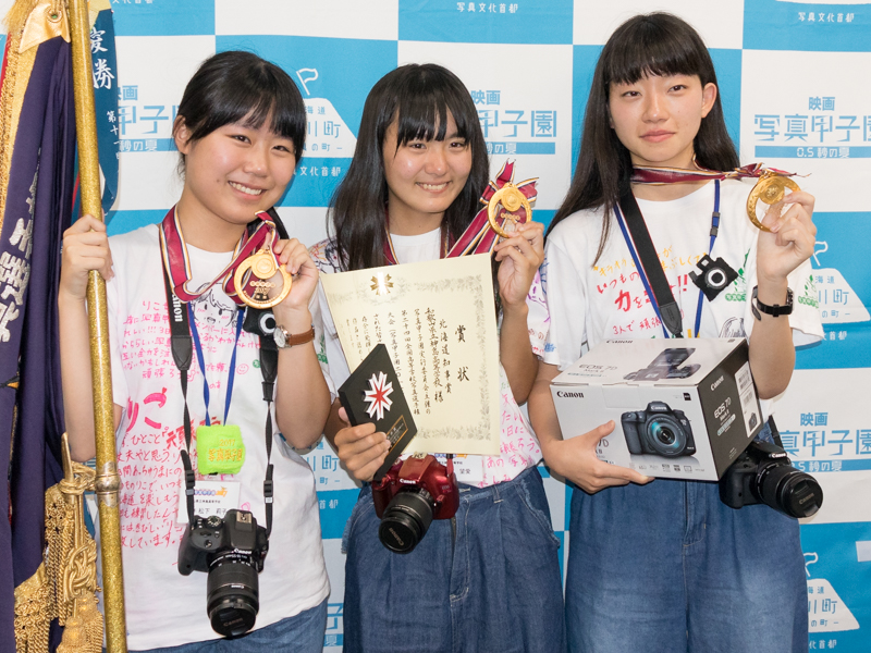 優勝した和歌山県立神島高校の選手。左から松下莉子さん、坂本望愛さん、平坂瑠菜さん