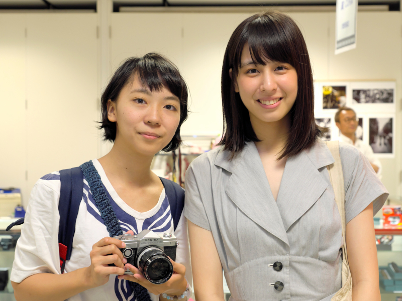 オートレックスPを手にするのが飯田さん。右はモデルの竹内さん。