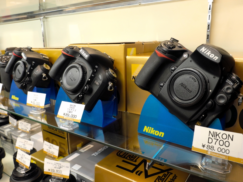 フィルムカメラばかりでなく、デジタル一眼レフカメラの充実もこのカメラ博の特徴。往年の名機と出会えるはず。写真は安定した人気を誇る35mmフルサイズモデルD700などニコンのデジタル一眼レフカメラが並ぶショーケース。（大塚商会）