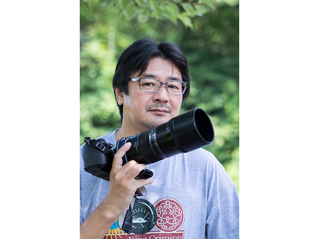 <span class="fnt-120">水中伸浩</span><br>1961年京都生まれ。地元のフィールドを中心に、1種の鳥と数ヶ月向き合う長期撮影を基本スタイルとし『生息環境を取り入れた美しい写真』をテーマに野鳥撮影を続けている。