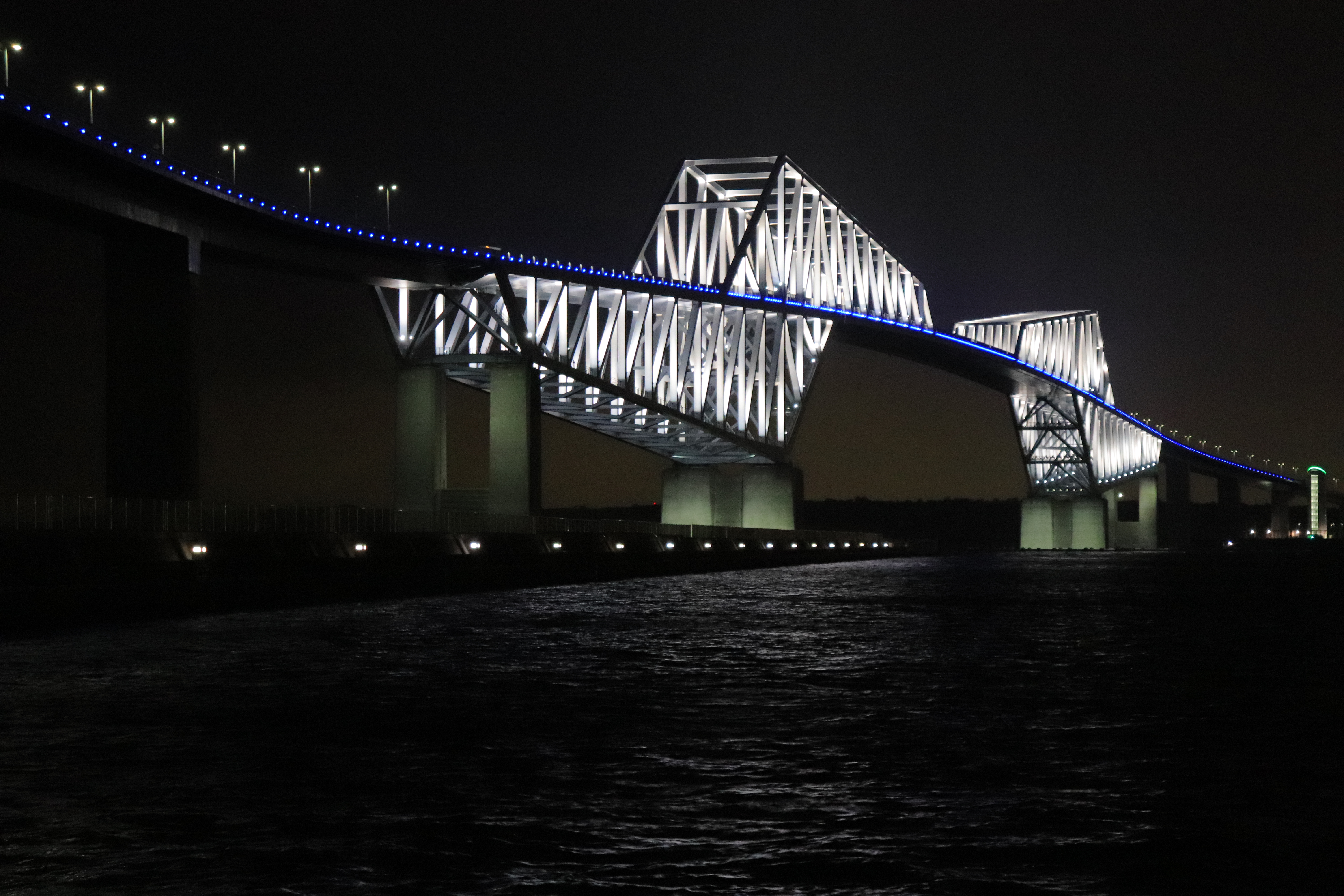 EOS Kiss X9 / EF-S18-55mm F4-5.6 IS STM / 1/20秒 / F5.6 / 0EV / ISO 6400 / 絞り優先AE / 48mm