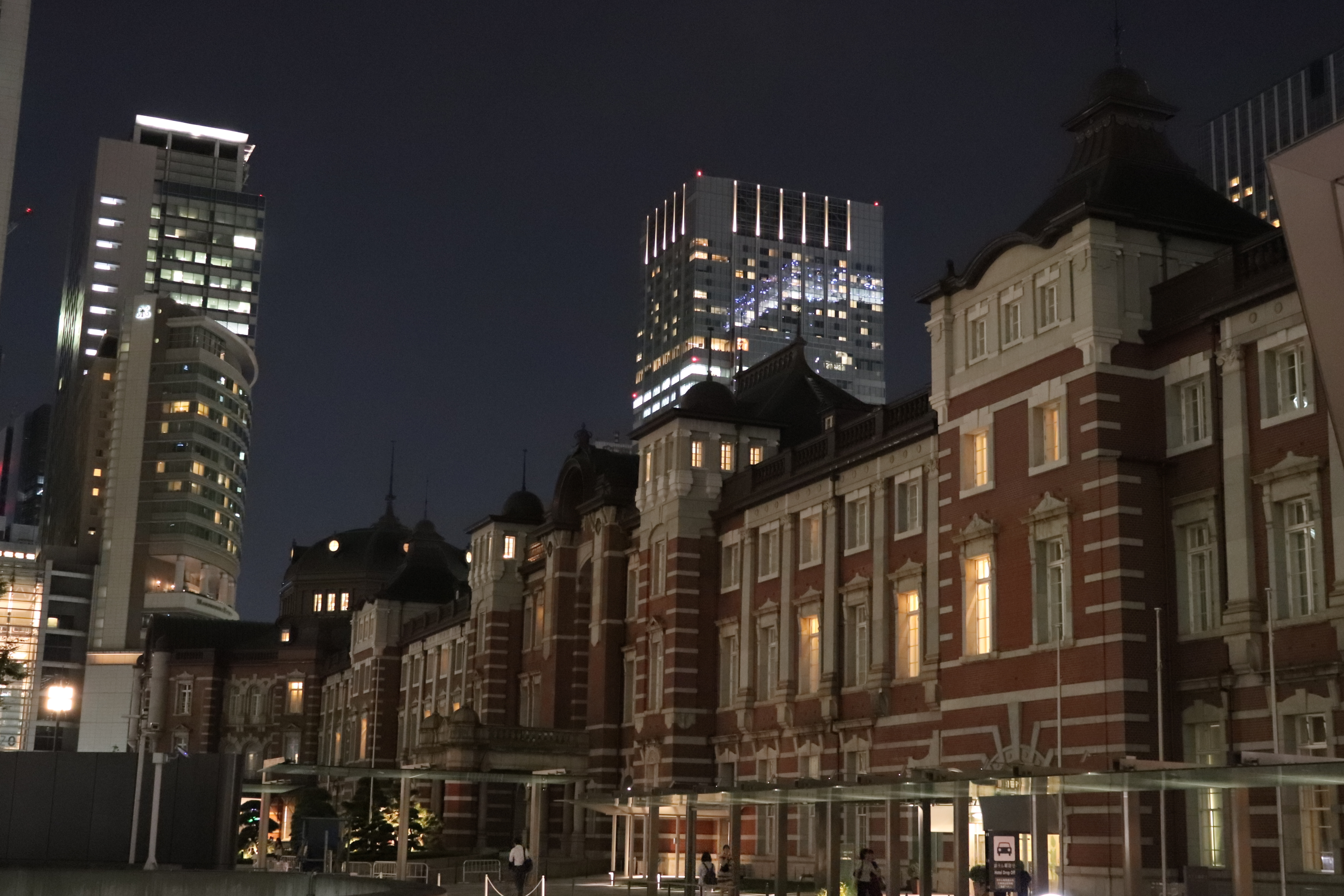 EOS Kiss X9 / EF-S18-55mm F4-5.6 IS STM / 1/25秒 / F4.5 / +2EV / ISO 12800 / 手持ち夜景 / 27mm