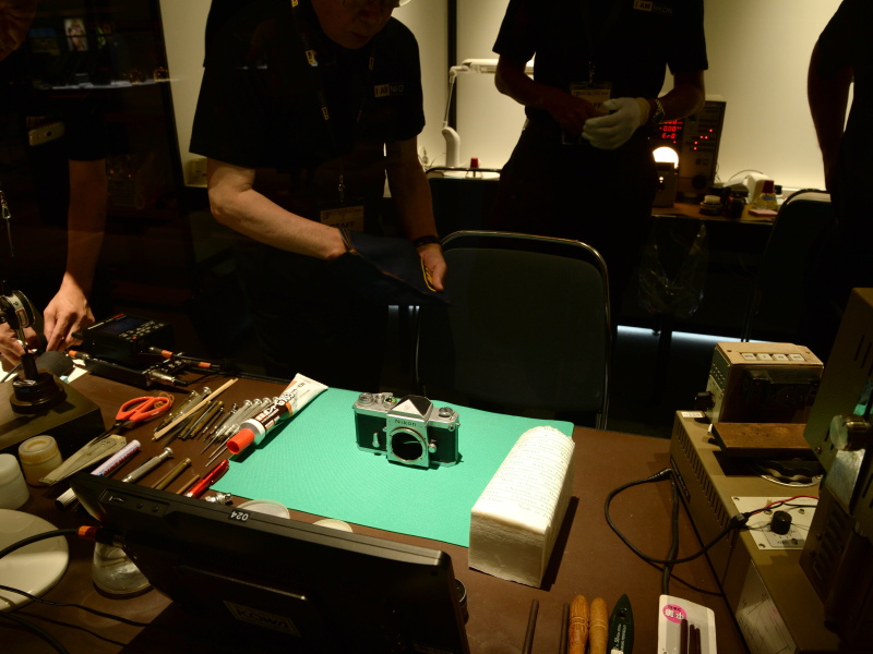 ニコンFの分解修理を実演するコーナー（実演は1日2回）。こうしてベテランの手先を見学できることは珍しい。実演タイム以外は直接話を聞くこともできた。