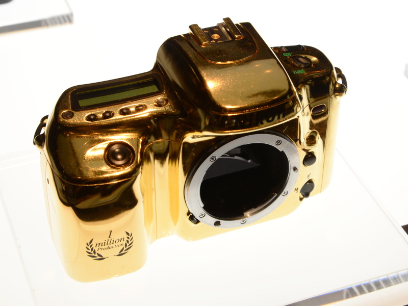 歴代のレアカメラが並ぶコーナー。F50ゴールドは100万台達成の記念品で、市販されていない