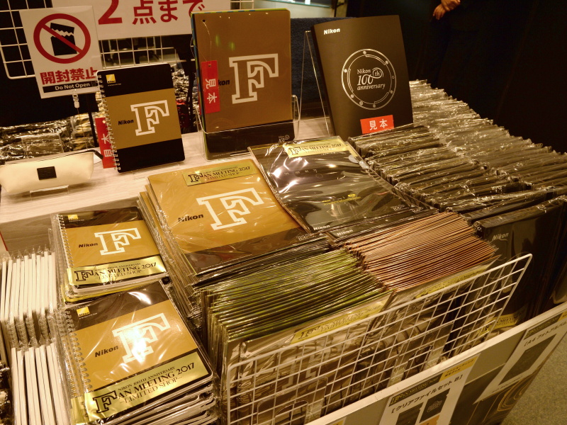 ここでしか買えないグッズは特に人気。夕方には売り切れるアイテムもあったが、会期中は毎日補充されるとのこと。レシートもファンミーティングのロゴが入った特別仕様だった。