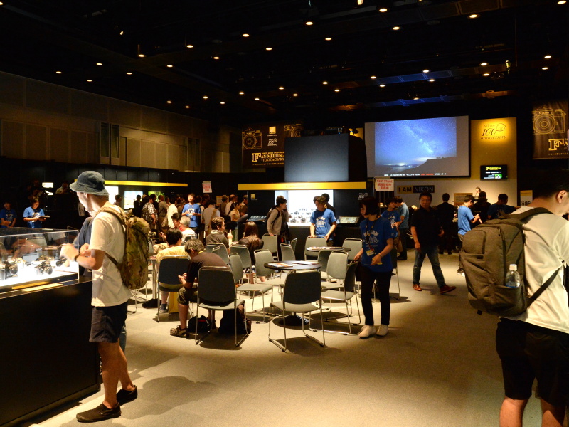 会場内にも座れる場所がある