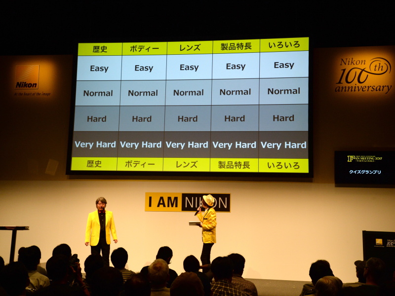 初日の最後は「ニコンクイズグランプリ」。司会は写真家の阿部秀之さん。問題は毎日変わる。