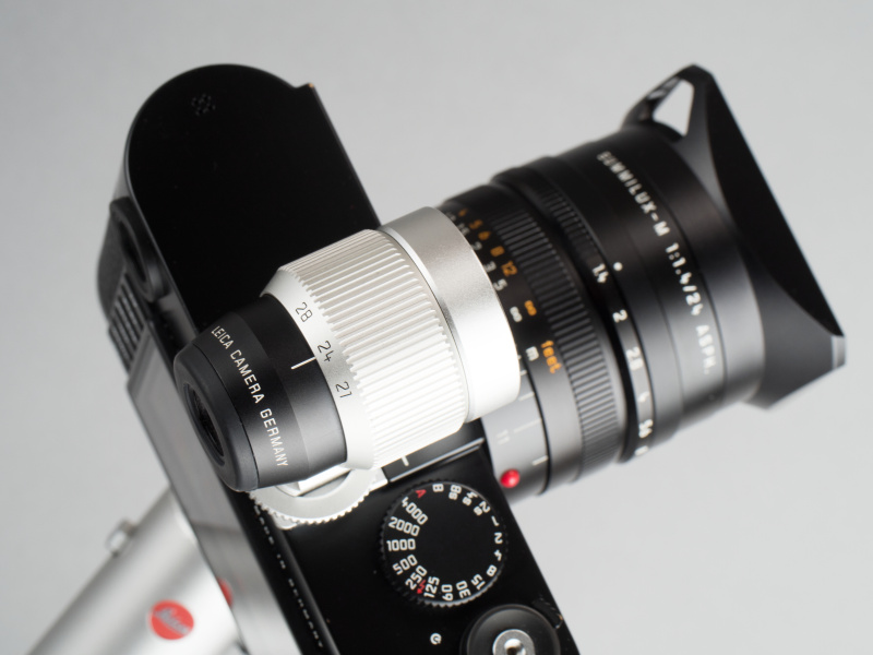 M型ライカと組み合わせる場合、液晶モニターのライブビューでもいいが、24mmに対応した外付けOVFもしくはEVFがあると使いやすい。