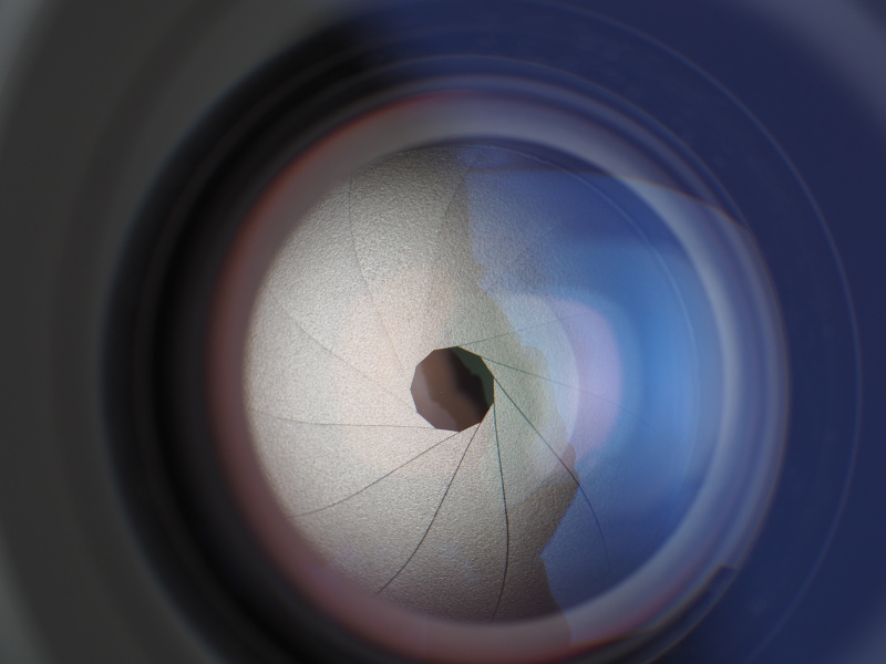 絞り羽根は11枚と多い。