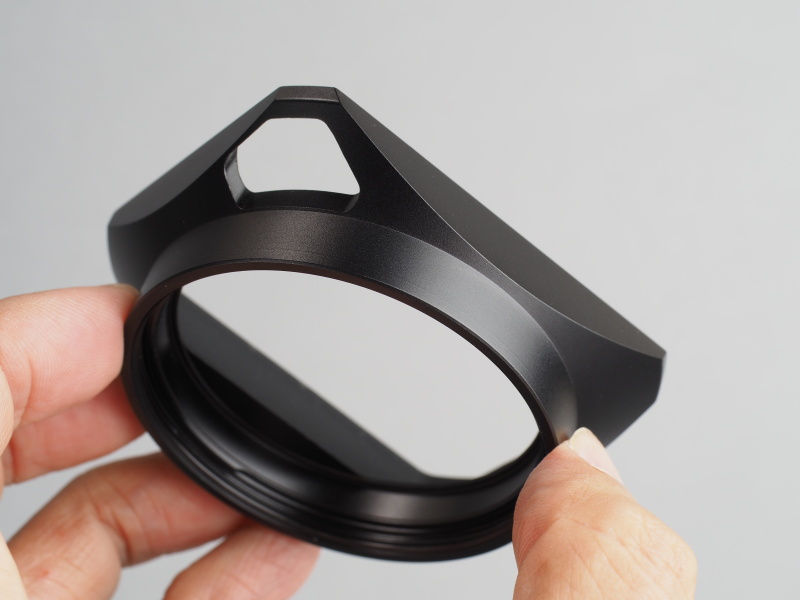 専用フードはネジ込み式の全金属製。フードの1個所だけファインダーケラレ防止の穴があいている。フィルターを使いたいときはフード側にシリーズVIIフィルターを装着する。