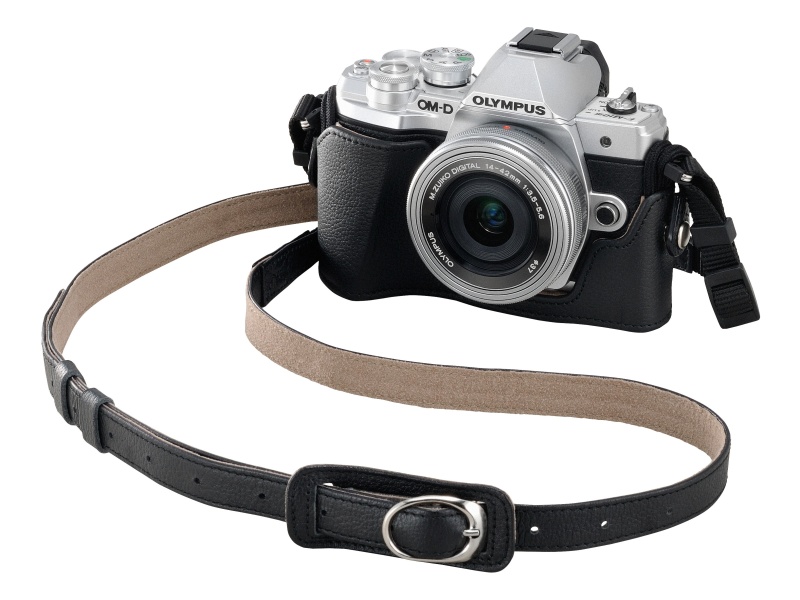 本革ボディージャケット「CS-51B」と本革ショルダーストラップ（CSSS109LL II。発売済み）の組み合わせ例