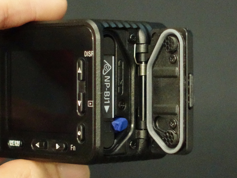 バッテリー室。新規のJバッテリーを用いる