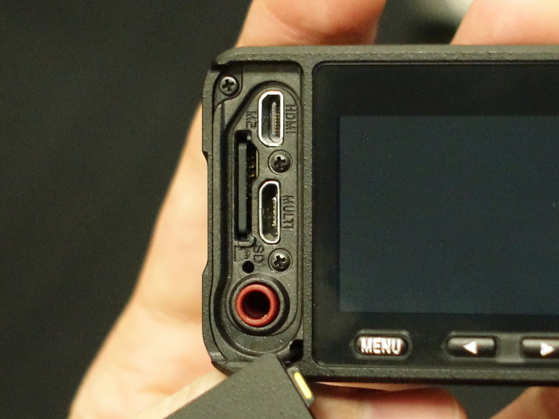 端子類。microUSB端子などからサイズ感が伝わる