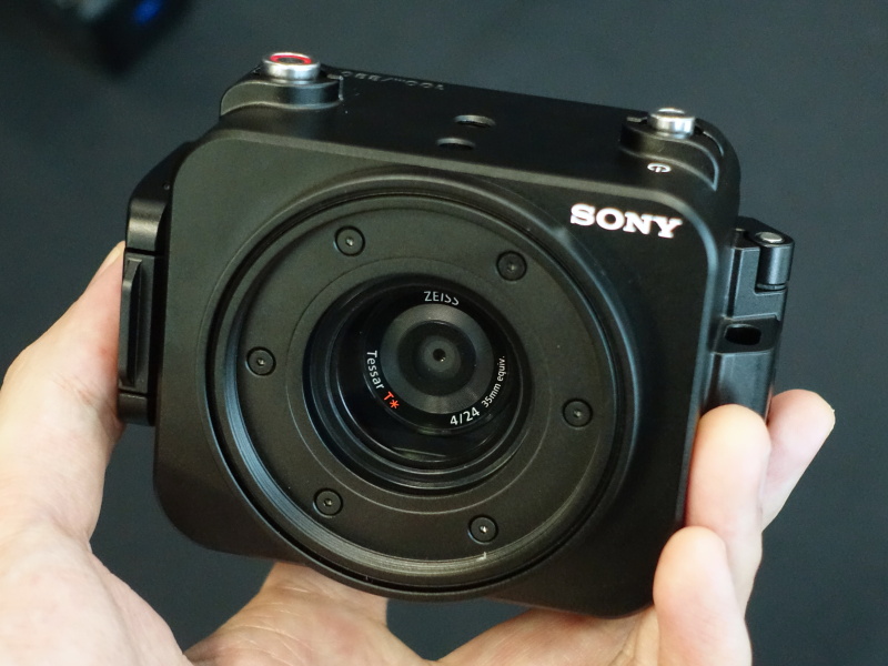 ハウジング装着例。これで100mまで潜れる