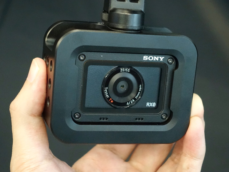 ケージにRX0を取り付け、別アクセサリーにネジ留めしてぶら下げたところ。周囲のネジ穴を使ってカメラを固定したり、照明アクセサリーなどを取り付けられる