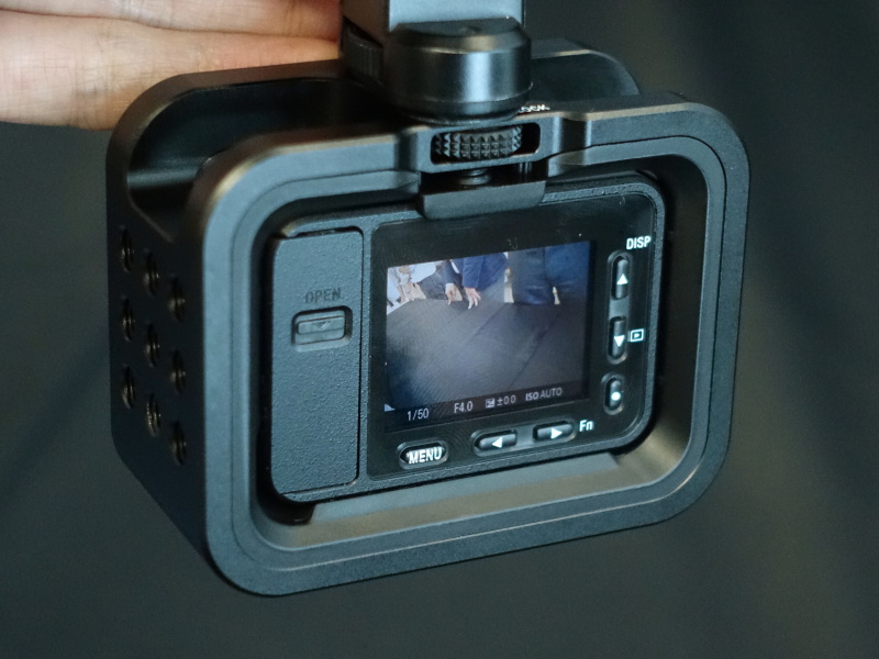 裏側。ちなみにカメラ本体の底面にも三脚ネジ穴があり、設定メニューに映像を上下反転する項目もある