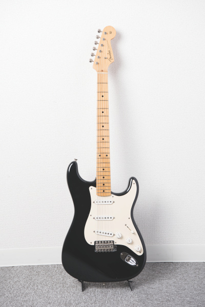 白壁の前。悪くないですが、なるべく白い背景部分を多くしたくてギターを壁に近づけたところ、影が出てしまいました。