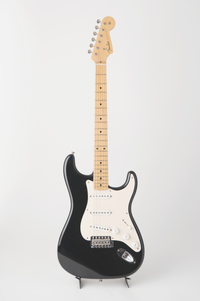 こちらは白の背景紙を壁から床にかけて垂らし、背景を作って撮った例。ギターの存在がグッと際立ちます。