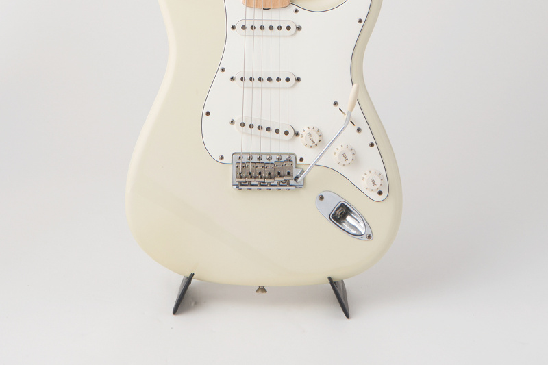 小型スタンドだと、かなりスッキリします。ただ、ボディをホールドするツメ部分がボディ・トップに被ってしまうのが惜しいところ。