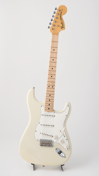 カメラから見てギターの垂直がずれて、1弦側に傾いてしまっています。