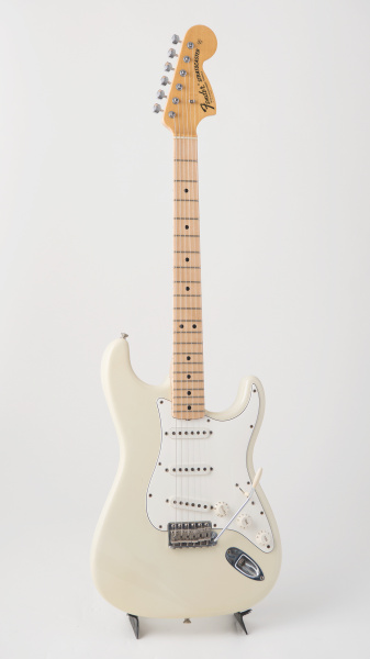 1弦側が後方へ下がっていてカメラと正対していません。シェイプも歪んで見えます。