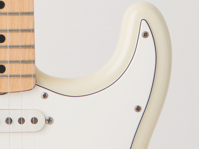 レンズの中心と12フレットが正対する高さにカメラを設置した好例。1弦側カッタウェイ内側のボディ・サイドが少し見えています。