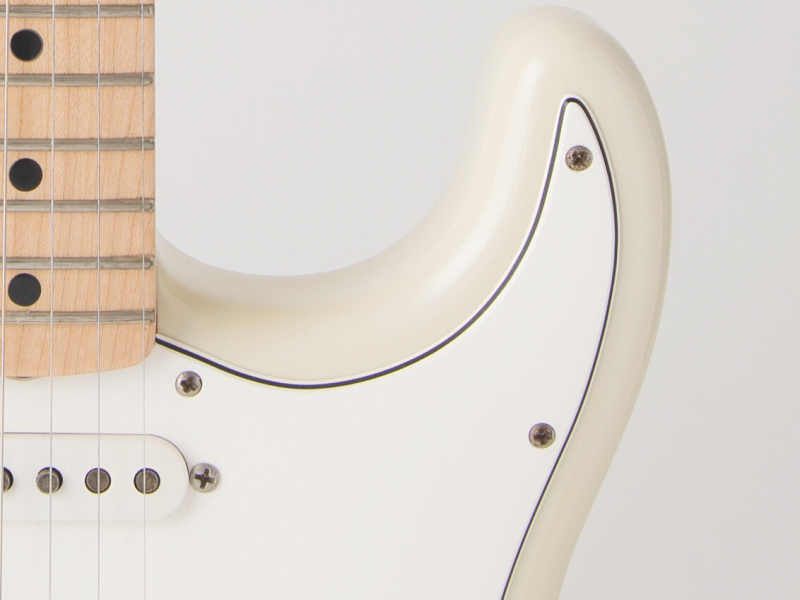 1弦側カッタウェイの内側が見えすぎています。レンズの中心が12フレットよりも高いということです。