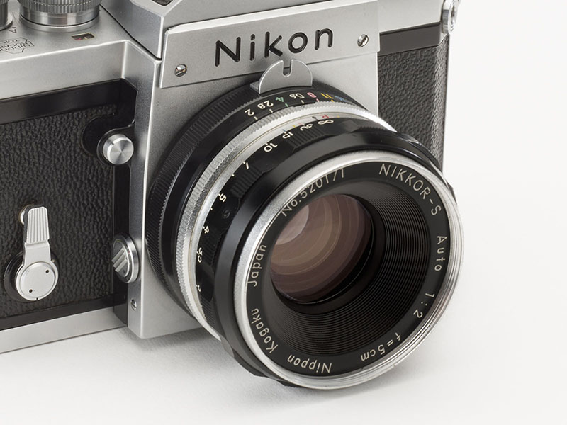 Nikkor-S Auto 5cm f/2（1959年）。ニコン初のレンズ交換式一眼レフカメラ「ニコンF」とともに発売された最初期のレンズ。「Fマウント・NIKKOR」の出発点。
