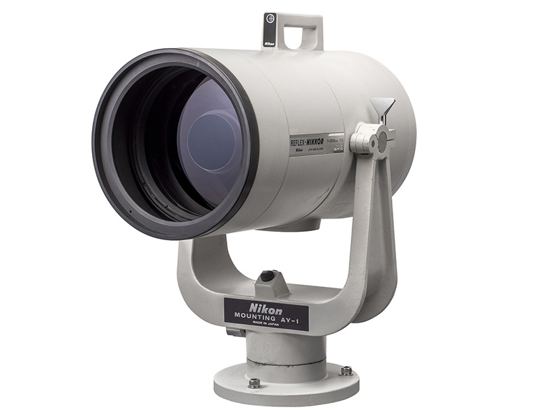 REFLEX Nikkor 2000mm f/11（1972年）。「Fマウント・NIKKOR」レンズの中でも最長となる焦点距離（2000mm）の超望遠レンズ。屈折光学系と反射光学系を組み合わせることで、小型化を実現している