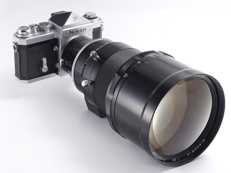 Nikkor-H 300mm f/2.8（1972年）。札幌冬季五輪を取材する報道関係者向けに製造された大口径比超望遠レンズ。特殊低分散ガラスを採用することで、色収差を低減している。