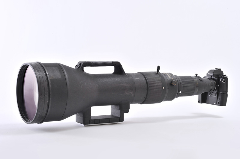 AI Zoom-Nikkor 1200-1700mm f/5.6-8P IF-ED（1994年）。35mm判カメラ用としては世界最長となる焦点距離（1700mm）のズームレンズ。野球場でセンターバックスクリーンから本塁上の選手を撮影するために開発され、当初は報道向けの受注販売だった。